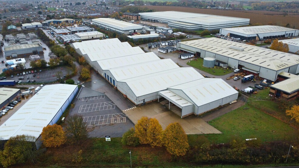 Wellingborough Rd, Rushden à louer - Photo de l’immeuble – Image 1 sur 7