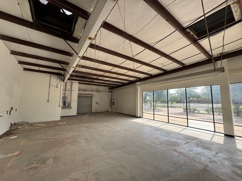 10602 Clay Rd, Houston, TX à louer - Photo de l’immeuble – Image 3 sur 4