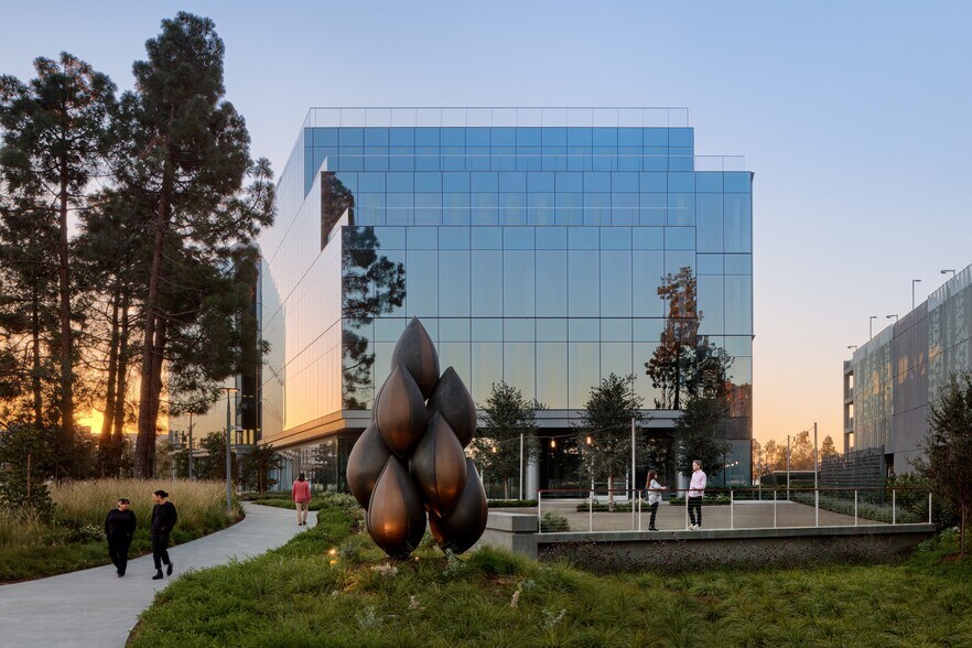 200 Twin Dolphin Dr, Redwood City, CA à louer - Photo de l’immeuble – Image 3 sur 12