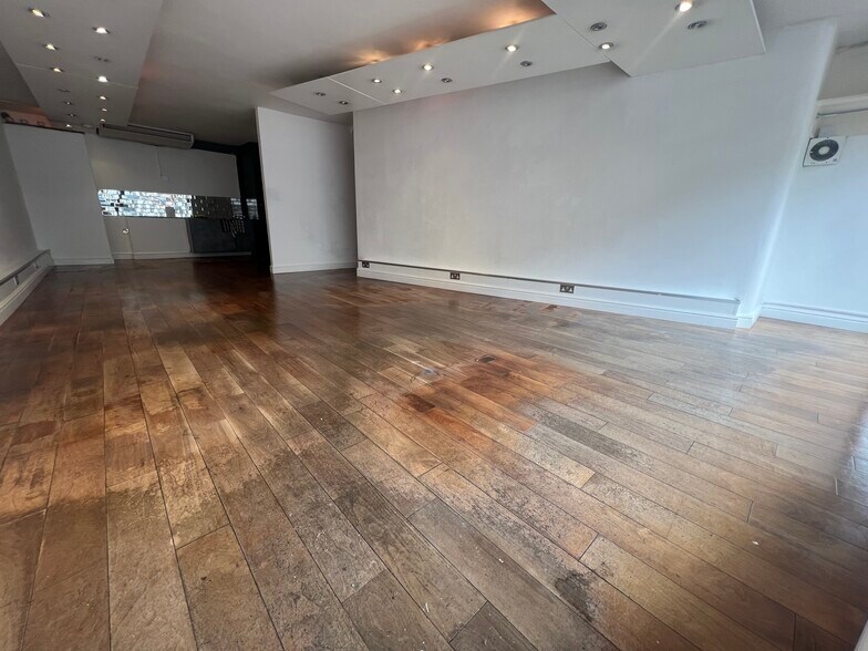 25 High Street, Saffron Walden à louer - Photo de l’immeuble – Image 2 sur 7