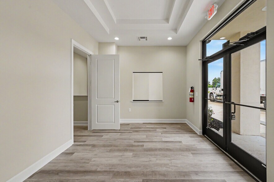 625 Regal Row, Montgomery, TX à louer - Photo de l’immeuble – Image 3 sur 24