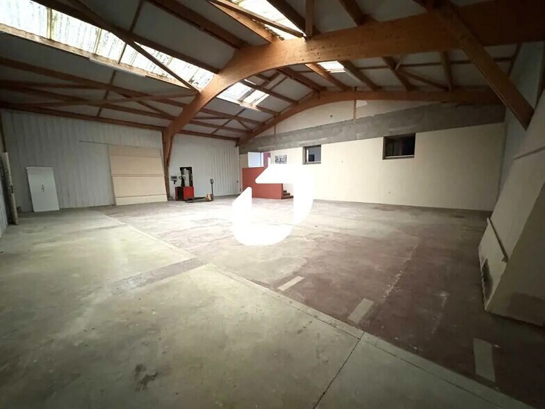 Bureau dans Jouars-Pontchartrain à louer - Photo de l’immeuble – Image 2 sur 12