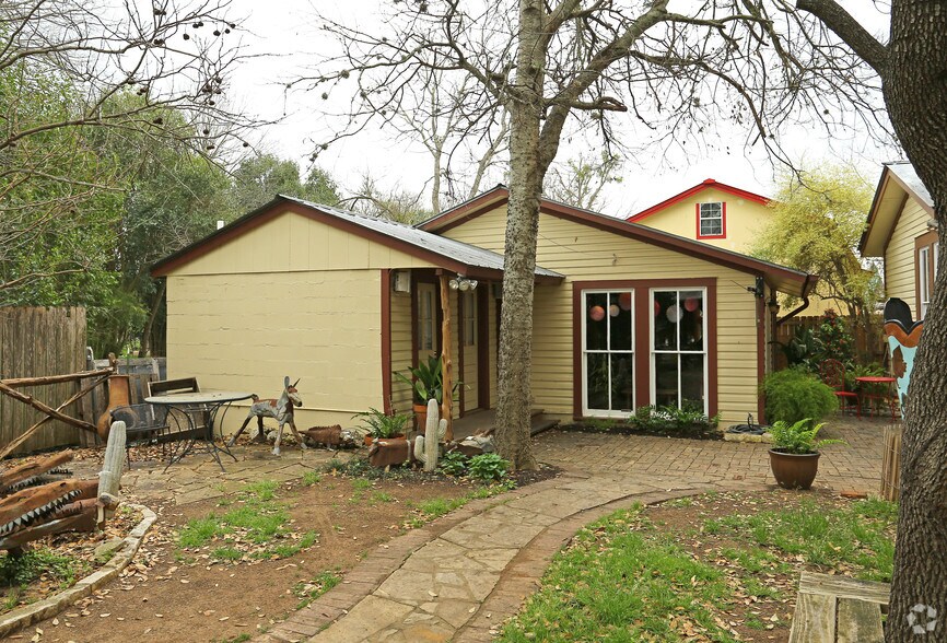 314 Wimberley Sq, Wimberley, TX à vendre - Photo de l’immeuble – Image 2 sur 2