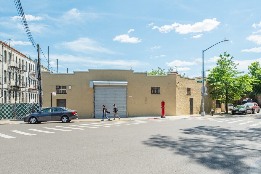 65-02 Otto Road rd, Glendale, NY à vendre - Photo principale – Image 1 sur 19