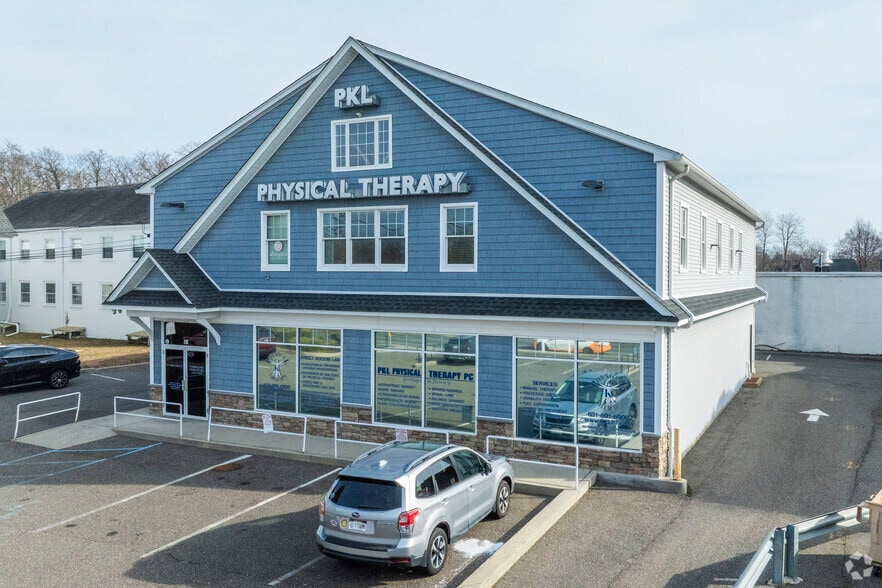 11 Broadway, Amityville, NY à louer - Photo principale – Image 1 sur 4