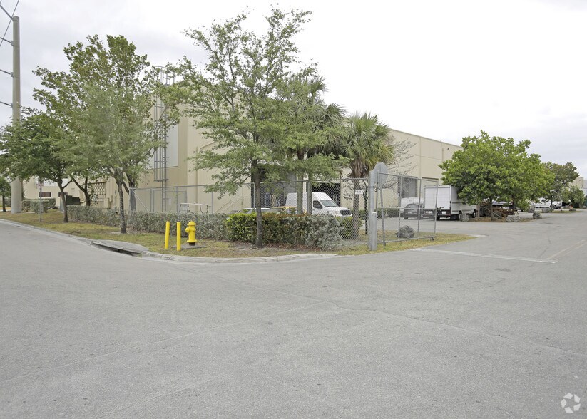 10900 NW 21st St, Miami, FL à vendre - Photo de l’immeuble – Image 3 sur 7