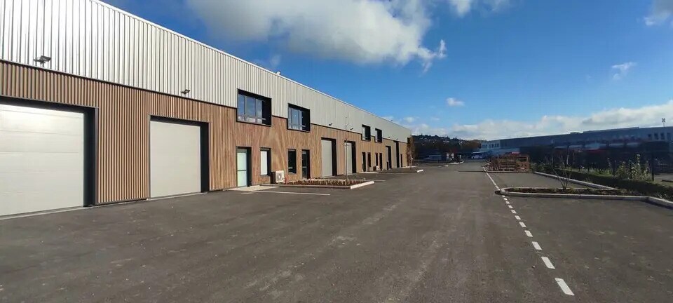 Local d'activités dans Bourgoin-Jallieu à vendre - Photo de l’immeuble – Image 3 sur 33