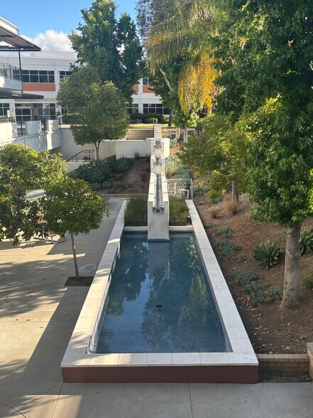 25751 McBean Pky, Valencia, CA à louer - Photo de l’immeuble – Image 2 sur 5