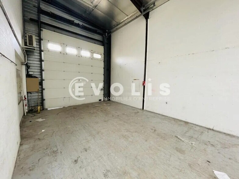 Local d’activités dans Pontault-Combault à louer - Photo de l’immeuble – Image 3 sur 6