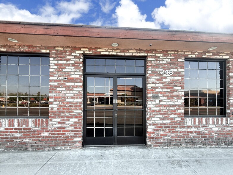 248-250 E Rowland St, Covina, CA à louer - Photo de l’immeuble – Image 1 sur 21