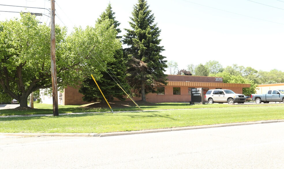 31711-31715 W 8 Mile Rd, Livonia, MI à louer - Photo de l’immeuble – Image 3 sur 10