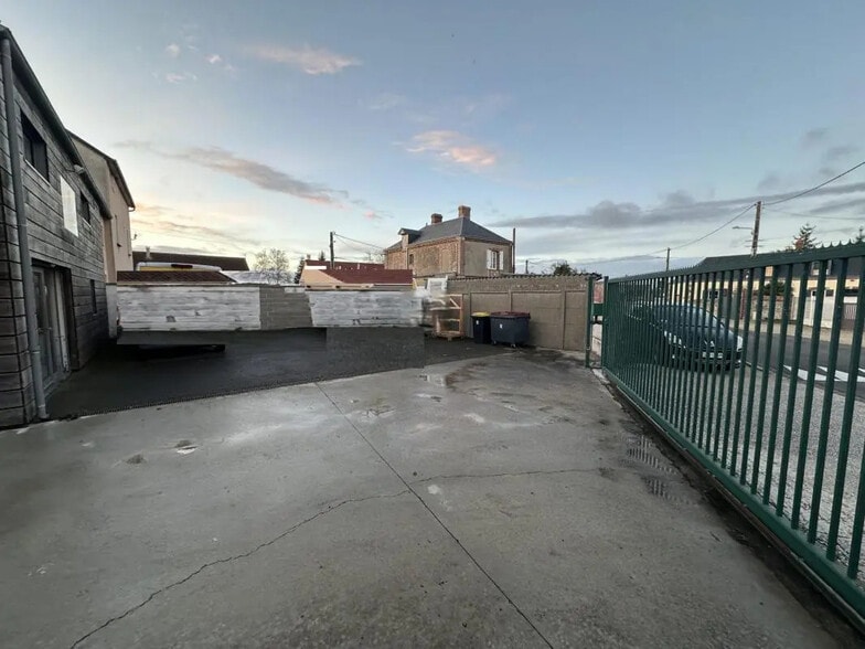 Industriel/Logistique dans Dammarie à louer - Photo de l’immeuble – Image 3 sur 13