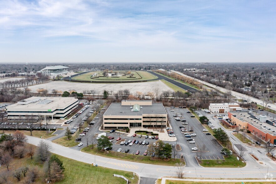 3030 W Salt Creek Ln, Arlington Heights, IL à louer - Photo de l’immeuble – Image 2 sur 8