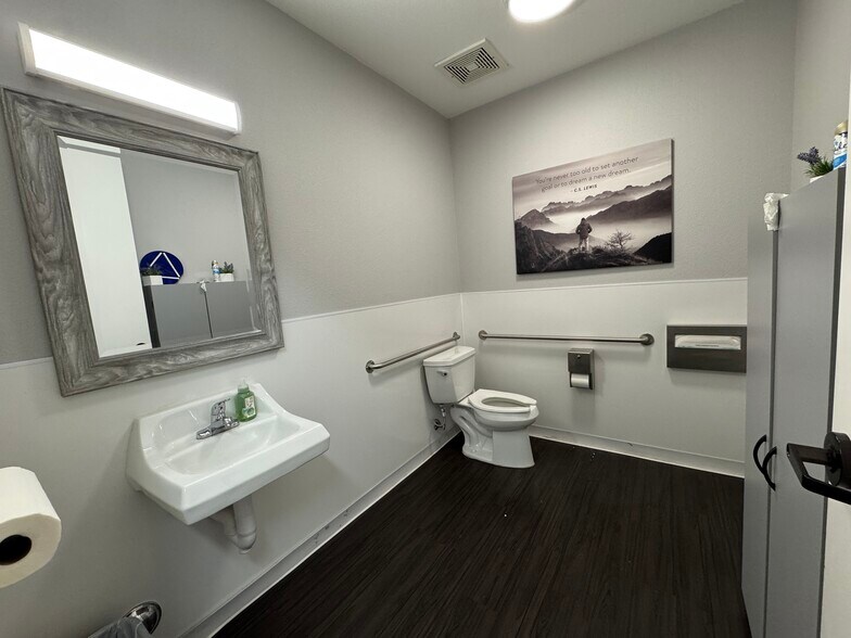 217 N School St, Lodi, CA à louer - Photo de l’immeuble – Image 3 sur 6