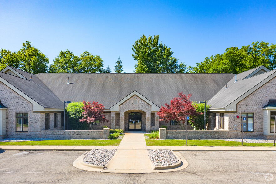 6639 Centurion Dr, Lansing, MI à louer - Photo de l’immeuble – Image 1 sur 5