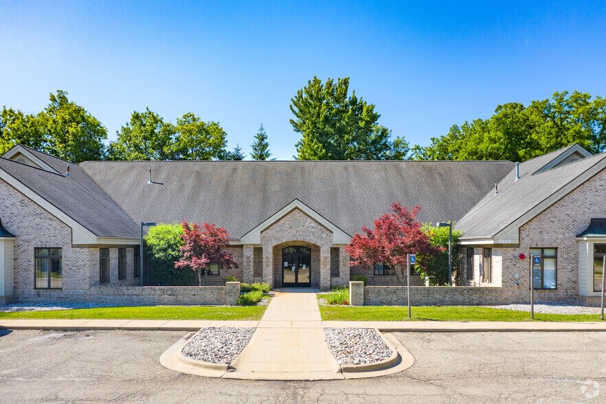 6639 Centurion Dr, Lansing, MI à louer - Photo principale – Image 1 sur 5