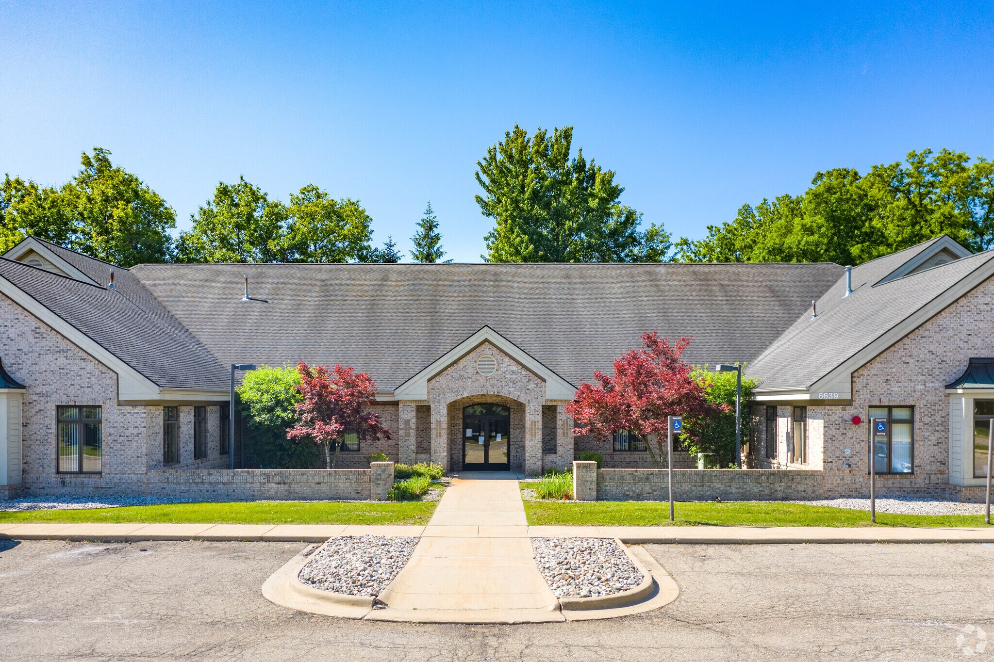 6639 Centurion Dr, Lansing, MI à louer Photo principale– Image 1 sur 6