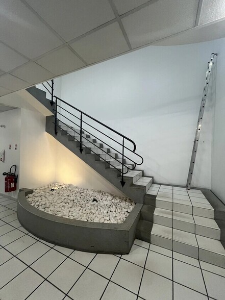 9 Avenue Léonard De Vinci, Pessac à louer - Photo de l’immeuble – Image 2 sur 8