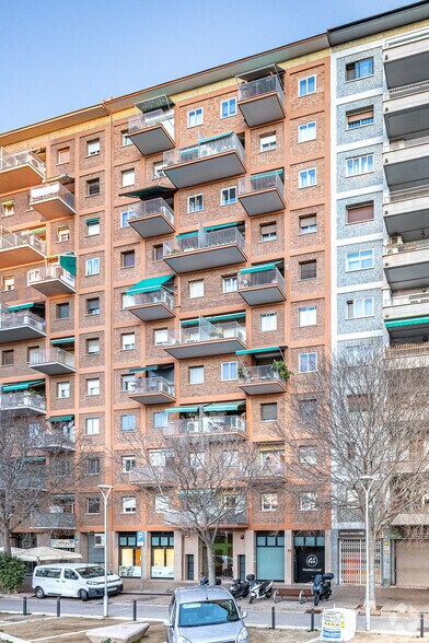 Immeuble residentiel dans Barcelone, Barcelona à vendre - Photo principale – Image 1 sur 1