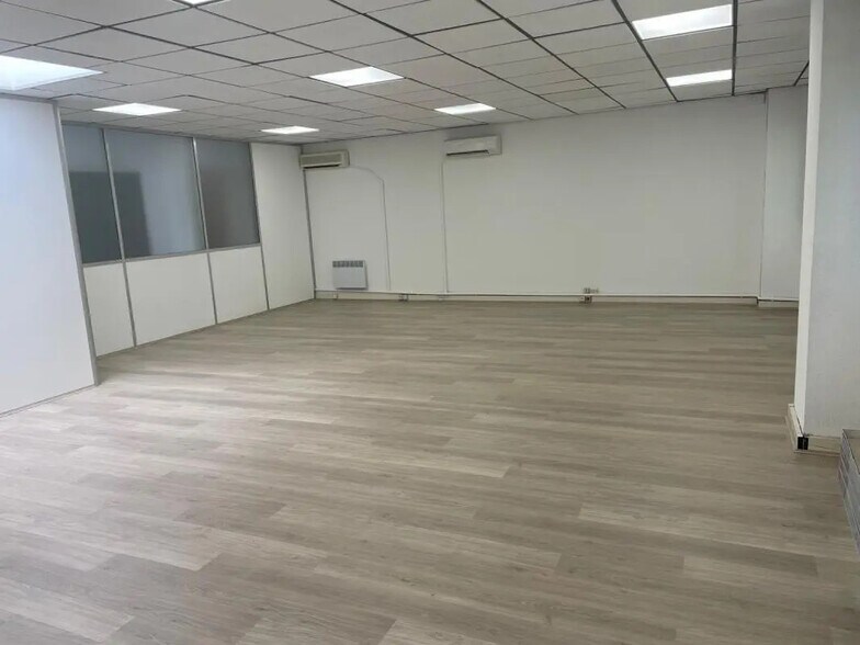 Bureau dans  à louer - Photo de l’immeuble – Image 3 sur 4