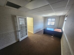 5847 Francis Lewis Blvd, Oakland Gardens, NY à louer Photo intérieure– Image 1 sur 10