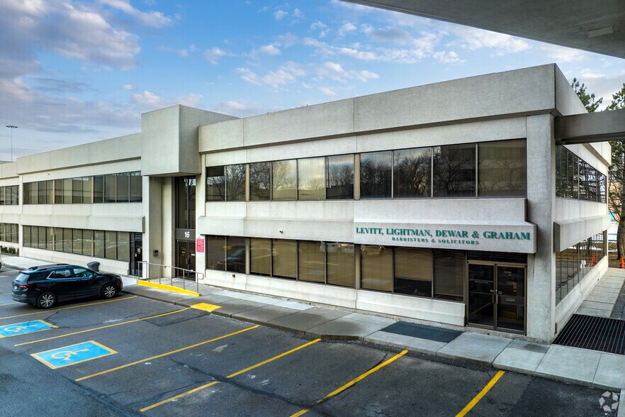 16 Four Seasons Pl, Toronto, ON à louer - Photo de l’immeuble – Image 2 sur 5