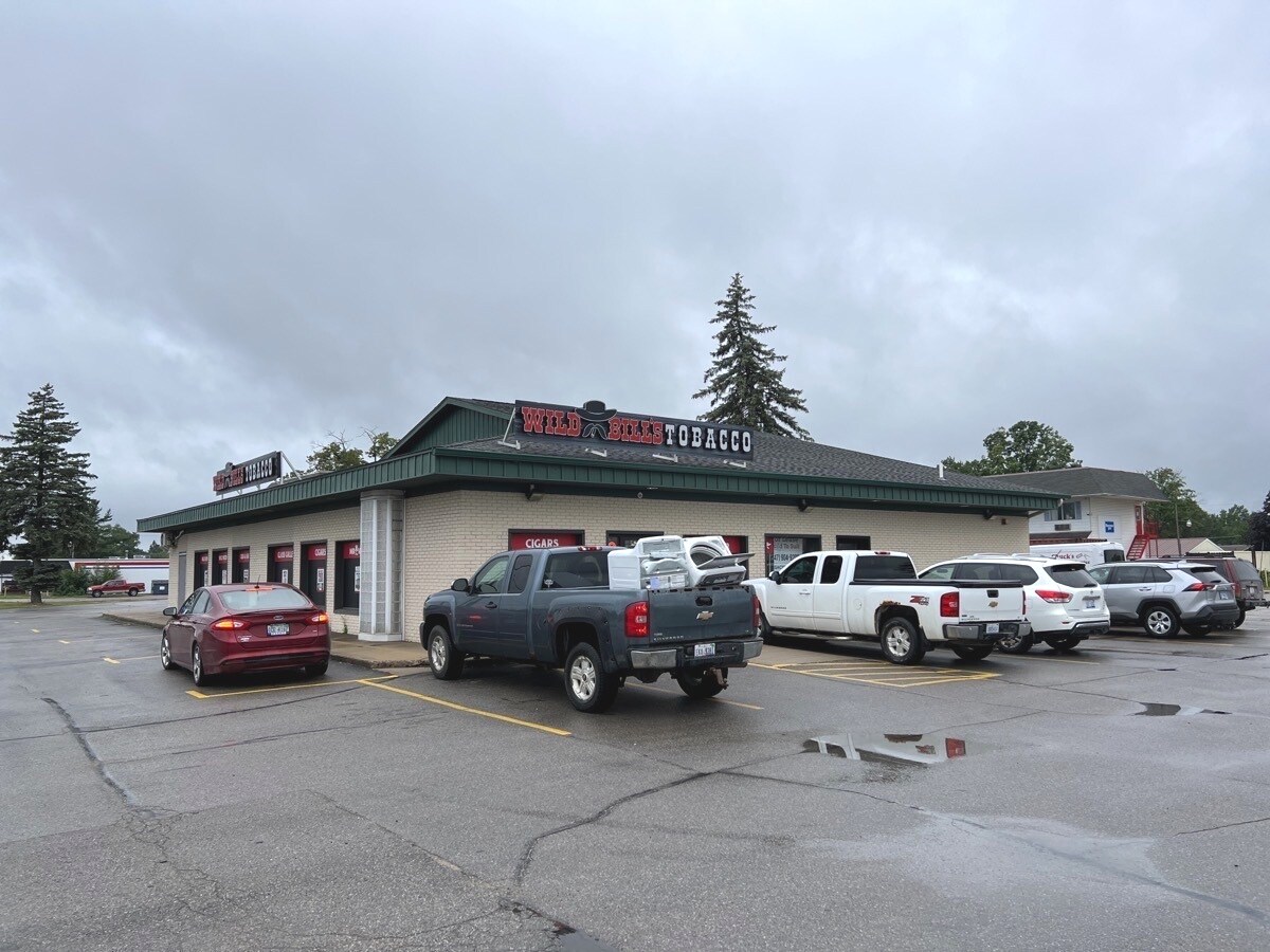 705 N Cedar St, Kalkaska, MI à louer Photo de l’immeuble– Image 1 sur 5
