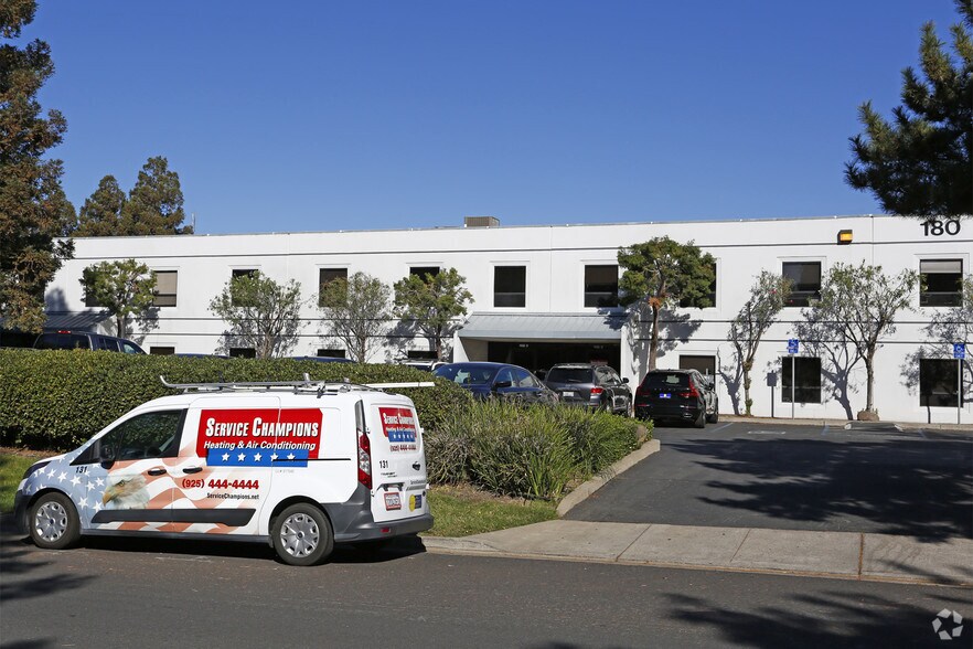 200 Mason Cir, Concord, CA à louer - Photo de l’immeuble – Image 2 sur 3