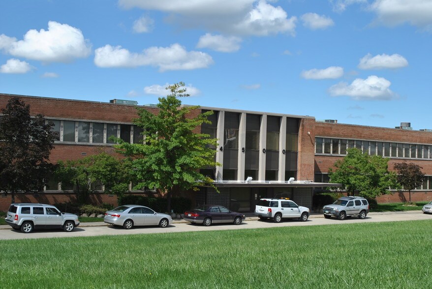 4500 Lee Rd, Cleveland, OH à louer - Photo de l’immeuble – Image 1 sur 1