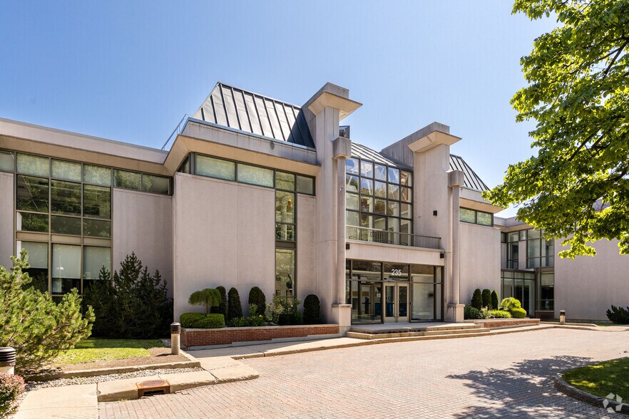 235 Armand-Frappier, Laval, QC à louer - Photo de l’immeuble – Image 1 sur 10