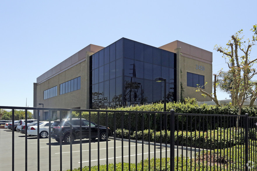 2450 Tapo St, Simi Valley, CA à louer - Photo de l’immeuble – Image 3 sur 8