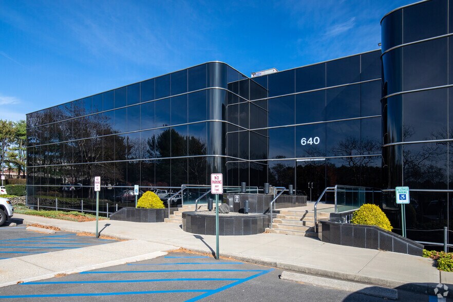640 Johnson Ave, Bohemia, NY à louer - Photo de l’immeuble – Image 2 sur 6