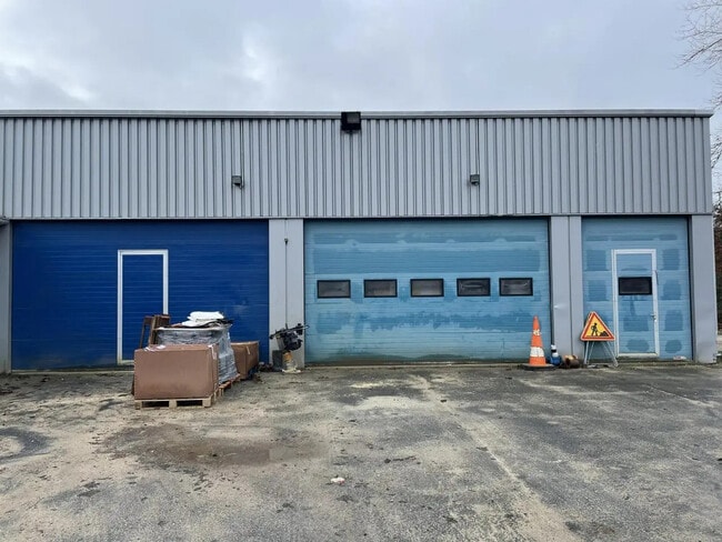 Plus de détails pour Local d’activités à vendre