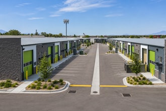 3747 W Parkway Blvd, West Valley City, UT à louer Photo de l’immeuble– Image 1 sur 10