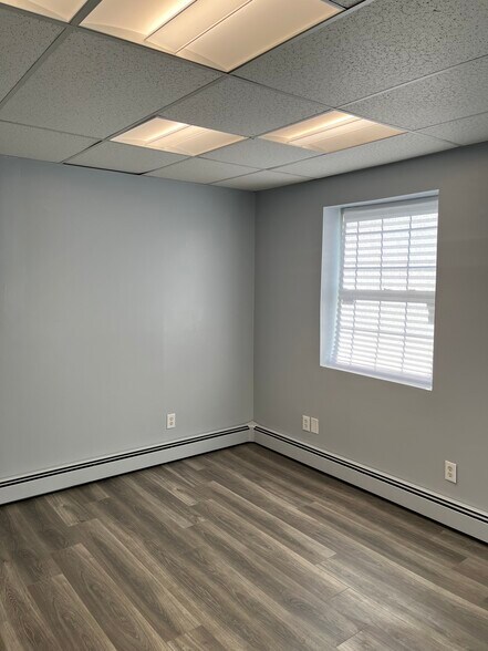 92 Dale St, West Babylon, NY à louer - Photo de l’immeuble – Image 3 sur 3