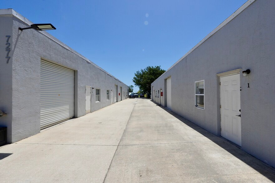 7275 Waelti Dr, Melbourne, FL à louer - Photo de l’immeuble – Image 3 sur 11