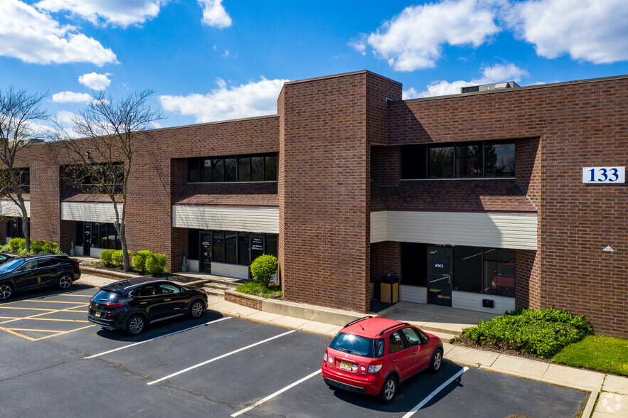 133 Gaither Dr, Mount Laurel, NJ à vendre - Photo de l’immeuble – Image 2 sur 4