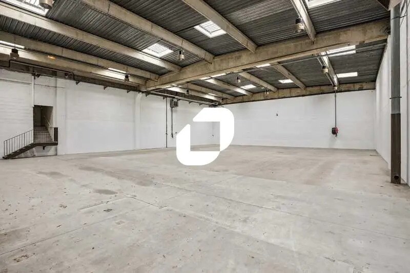 Local d’activités dans Palaiseau à louer - Photo de l’immeuble – Image 2 sur 13