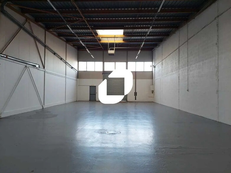 30 Rue Des Osiers, Coignières à louer - Photo de l’immeuble – Image 3 sur 10