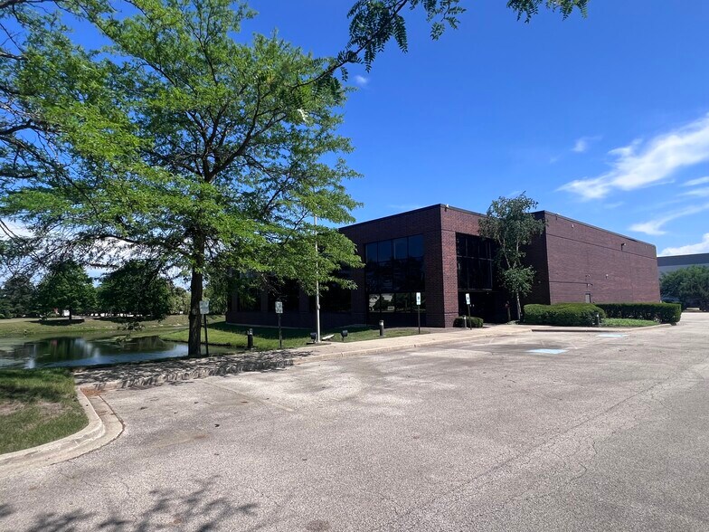 600 Heathrow Dr, Lincolnshire, IL à louer - Photo de l’immeuble – Image 2 sur 9