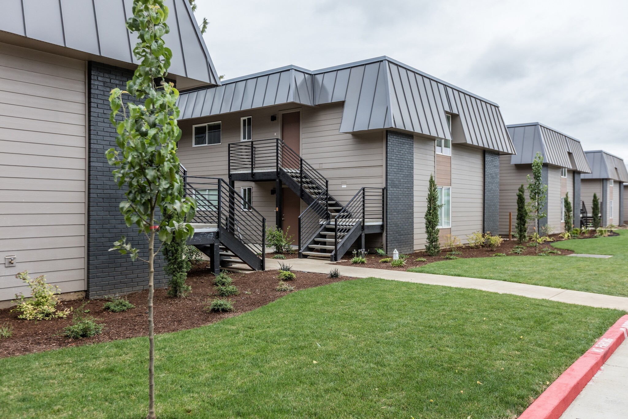 1570 James St, Woodburn, OR à vendre Photo principale– Image 1 sur 73