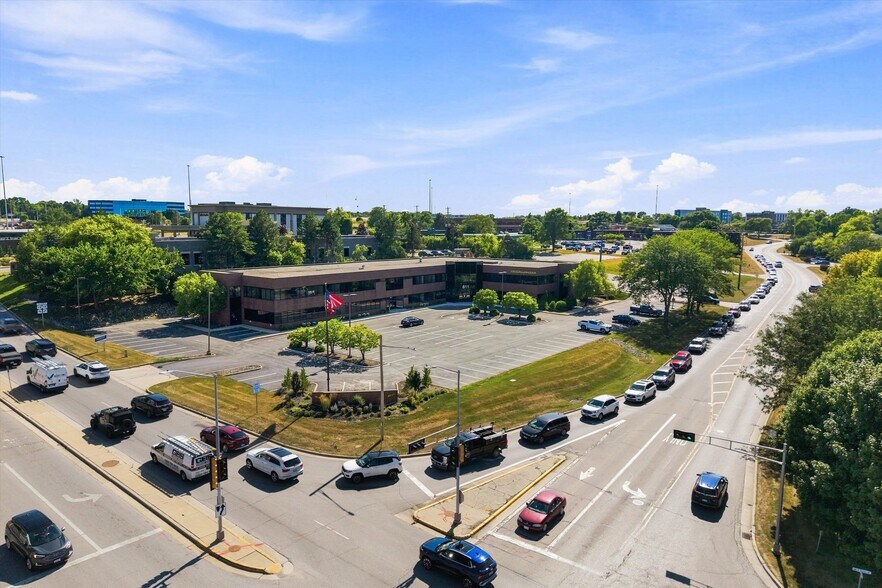 601-611 N Barker Rd, Brookfield, WI à louer - Aérien – Image 1 sur 34