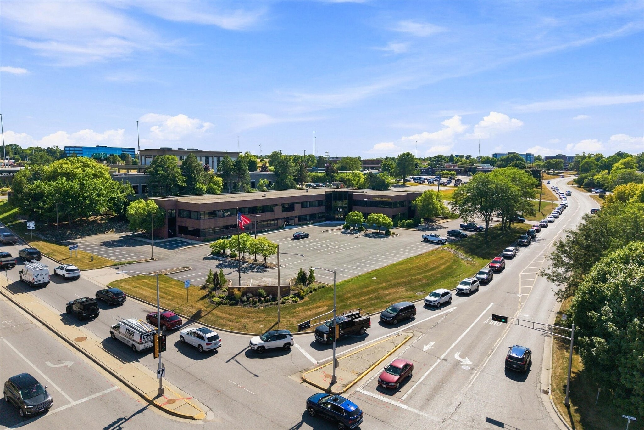 601-611 N Barker Rd, Brookfield, WI à louer Aérien– Image 1 sur 35