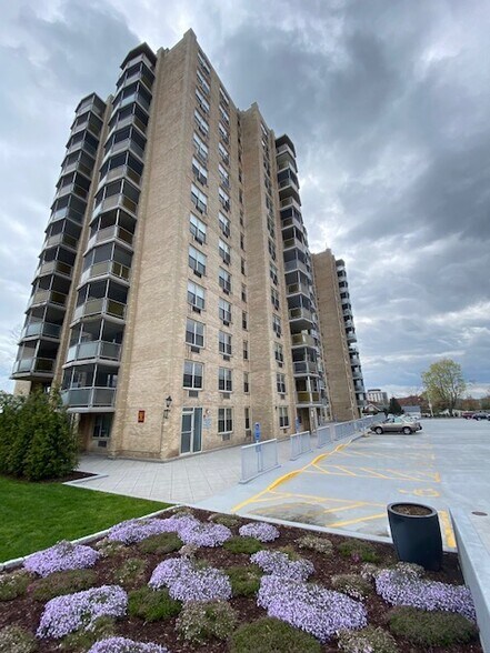 1 Strawberry Hill Ct, Stamford, CT à vendre - Photo de l’immeuble – Image 3 sur 8