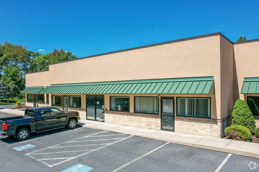 417 Village Dr, Carlisle, PA à vendre - Photo de l’immeuble – Image 3 sur 5