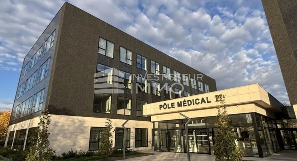 Bureau dans Lieusaint à louer - Photo de l’immeuble – Image 1 sur 2