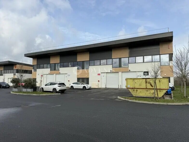 Local d’activités dans Bussy-Saint-Georges à louer - Photo de l’immeuble – Image 1 sur 5