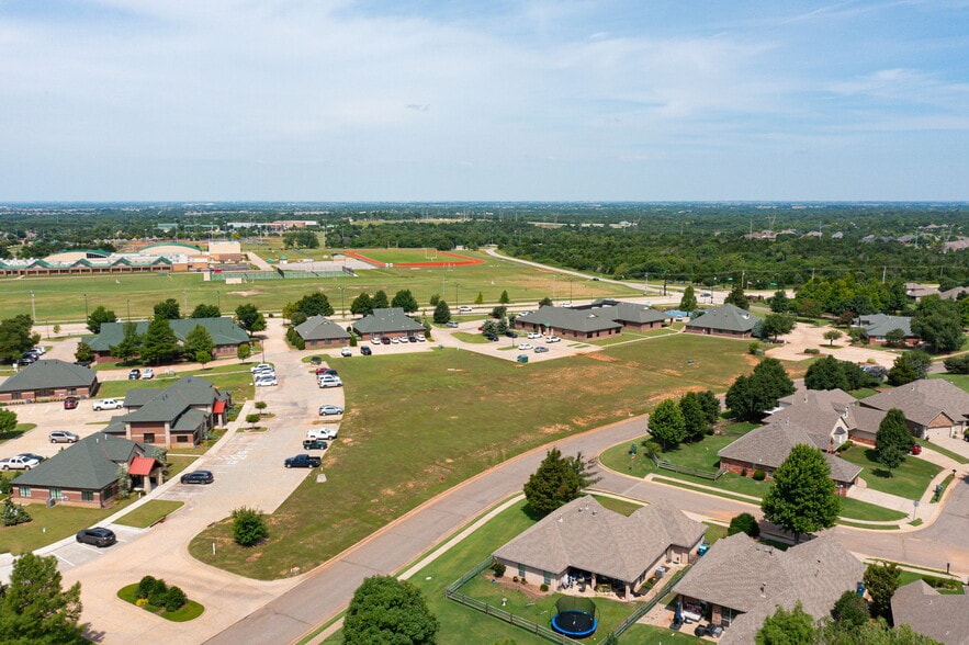 2852 N. Kelly Ave, Edmond, OK à vendre - Aérien – Image 3 sur 10