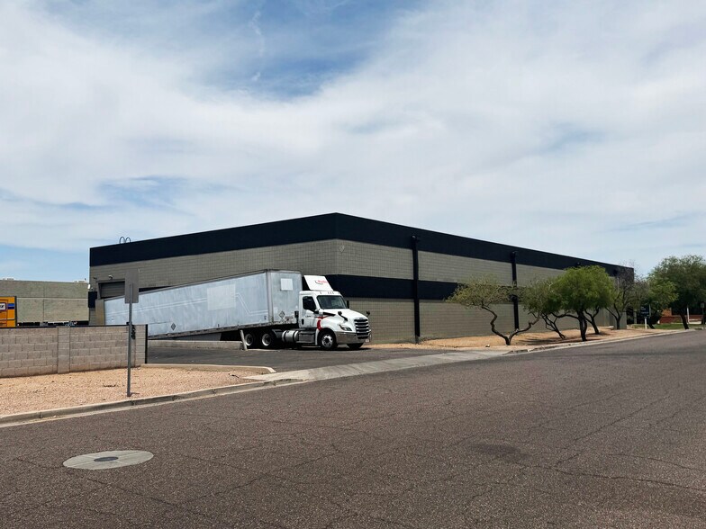 5250 S 31st Pl, Phoenix, AZ à louer - Photo de l’immeuble – Image 3 sur 6