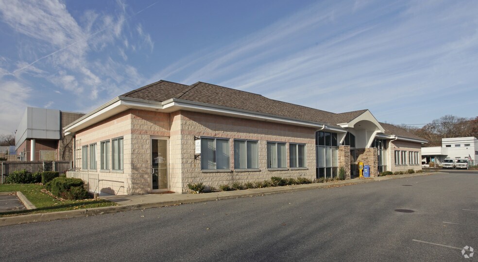 1772 E Jericho Tpke, Huntington, NY à louer - Photo de l’immeuble – Image 2 sur 8